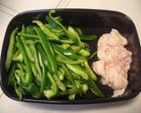 鶏皮＆ぴーまんの味噌炒め♪作り方1写真
