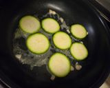 簡単　ズッキーニバター炒め作り方1写真