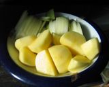 じゃがいもとコンビーフのミルク煮♪作り方1写真