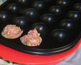 たこ焼き器で焼く☆ジューシー肉団子☆作り方3写真