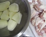 鶏手羽元とジャガイモの煮物☆作り方1写真