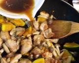簡単で旨！南瓜としめじと鶏肉の甘辛炒め☆作り方4写真