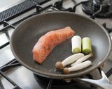 バター香る！皮サクっサーモンムニエル作り方3写真
