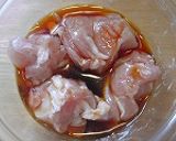 鶏もも肉でとろ～り甘辛煮☆レンジで4分！作り方2写真
