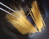 5分でランチ♪うま辛ワンパンパスタ作り方1写真