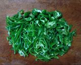ピーマンと カニカマ 舞茸の 中華スープ作り方1写真