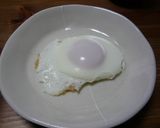 お行儀悪いけど、納豆＆目玉焼き作り方1写真