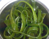 生姜をきかせた、茎わかめの胡麻おかか炒め作り方1写真