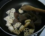 レンコンとコンニャクの炒め物作り方2写真