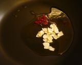 春菊と挽き肉のしょうゆペペロンチーノ炒め作り方2写真