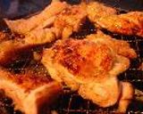 鶏もも肉の炭火焼、ポン酢風味タレに白髪ねぎとみょうが添え作り方4写真
