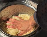 細麺だから具材と絡む！豚肉とニラのひやむぎ炒め作り方6写真