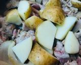 豚こまぎれ肉の玉かけ肉じゃが丼作り方2写真