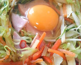冷蔵庫整理★　千切り野菜の巣ごもり卵作り方4写真