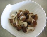 豚と茸とお豆のサラダ作り方2写真