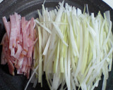 大根の皮とベーコンのバター炒め作り方1写真