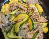 豚肉とズッキーニの梅ニンニク炒め作り方4写真