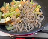 ふきと油揚げとこんにゃくのピリ辛炒め煮。作り方4写真