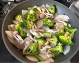 〜ブロリー&しめじ&大根の味噌マヨ炒め〜作り方7写真