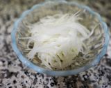 梅かつおの新玉ねぎサラダ作り方1写真