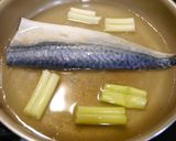 簡単！冷凍鯖の白だし煮作り方1写真