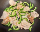 夏バテ解消メシ！ゴーヤ豚バラ卵とじ丼作り方2写真