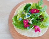 エディブルフラワーサラダ　えびせん皿作り方1写真