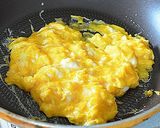トマトとウインナーのふんわり卵炒め♪作り方3写真