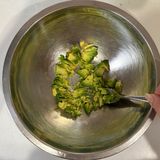 粉チーズで格上げ！玉ねぎ入りアボカドディップ作り方3写真