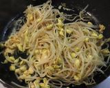 豆もやしと長ねぎ（青い部分）と卵の炒め物作り方2写真