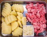 ほくほく新じゃがと牛肉の甘辛にんにく炒め作り方1写真