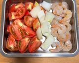 ぷりぷり海老とトマトのコンソメバター炒め作り方1写真