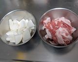 今日の夕飯✨豚こま肉と大根の煮物作り方1写真