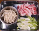 豚バラごぼうの柳川風☆卵とじすき煮丼🍚作り方1写真