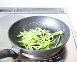 サッと炒めて手軽な【空芯菜と卵のオイスター炒め】作り方3写真