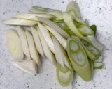 舞茸と長ねぎの生姜マヨ炒め作り方1写真