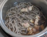 出汁から作った鶏肉と卵の温かい蕎麦作り方8写真