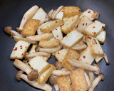 厚揚げとしめじのニンニク味噌炒め作り方1写真