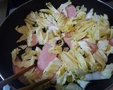 魚肉ソーセージとキャベツのマヨ醤油炒め作り方2写真