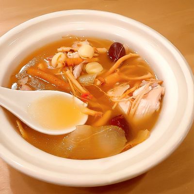 紅参髭・なつめ・蓮の実のスープ|参鶏湯の食材紹介:工程2