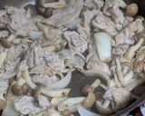 豚肉と玉ねぎとしめじのピリ辛炒め作り方3写真