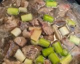塩麹の牛すじ肉とこんにゃく味噌煮込み作り方4写真