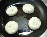 くるくる巻いてね♪黒ゴマとチーズのおやき作り方8写真