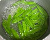 絹さやと玉ねぎと油揚げの卵とじ♪作り方1写真