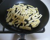 ねぎと油揚げを、半熟の卵がとじる。作り方4写真