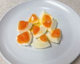 ゆで卵とオリーブとドライトマトのサラダ作り方1写真