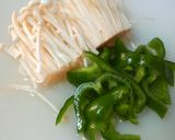 お弁当に★　レンジで榎×ピーマン塩ナムル作り方1写真
