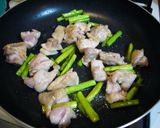 鶏ももとアスパラのぐつぐつトマト煮込み♪作り方3写真