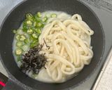 鮭フレークのせ♪塩昆布とオクラのクリーミーうどん作り方4写真