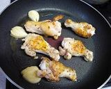 鶏手羽元とにんにくの焼き蒸し作り方2写真